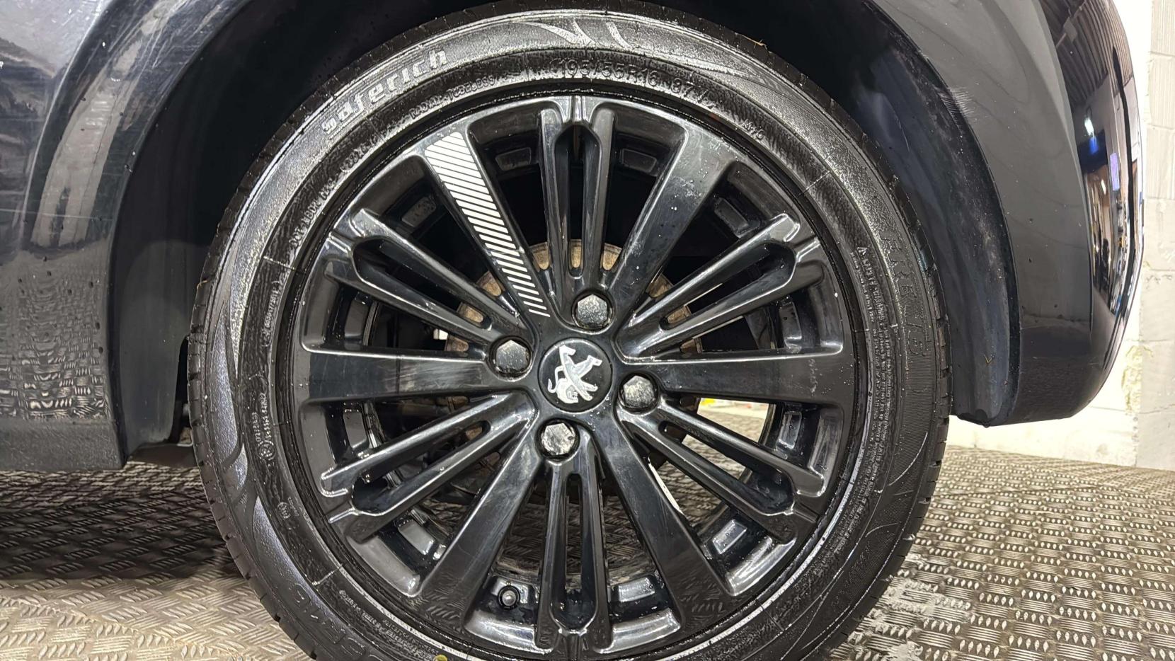 Peugeot 208 1.2 PureTech Black Edition Hatchback 3dr Petrol Manual Euro 6 (82 ps)