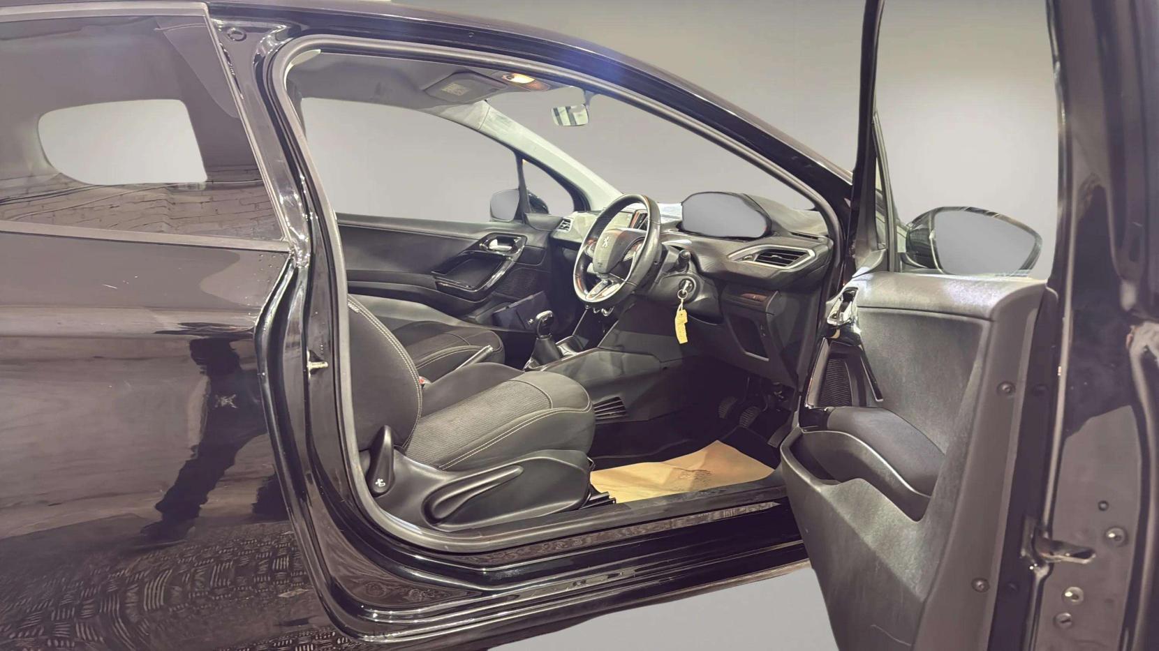 Peugeot 208 1.2 PureTech Black Edition Hatchback 3dr Petrol Manual Euro 6 (82 ps)