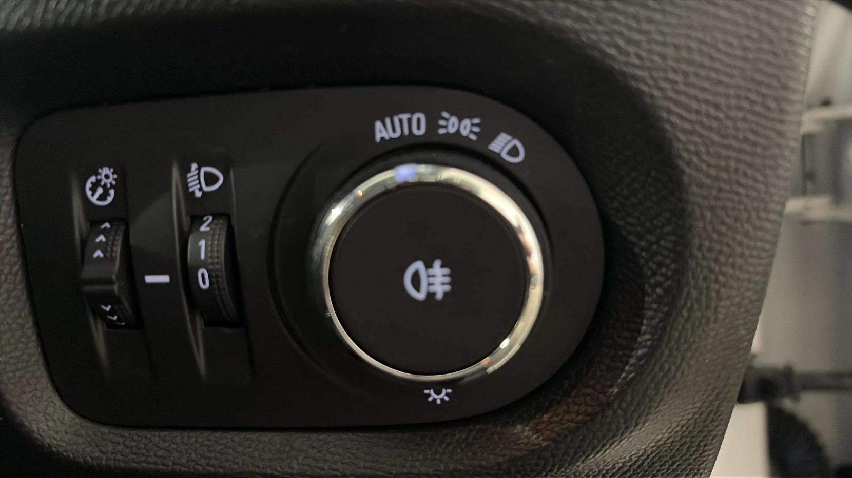 Vauxhall Corsa 1.2 SE Premium Hatchback 5dr Petrol Manual Euro 6 (75 ps)