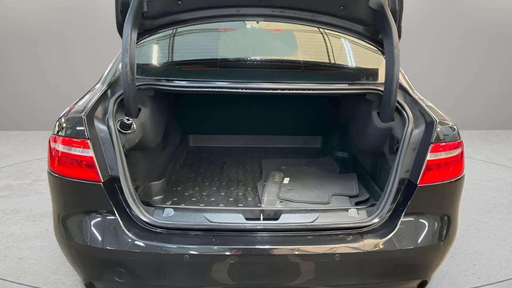 Jaguar XE 2.0d Prestige Saloon 4dr Diesel Manual Euro 6 (s/s) (163 ps)